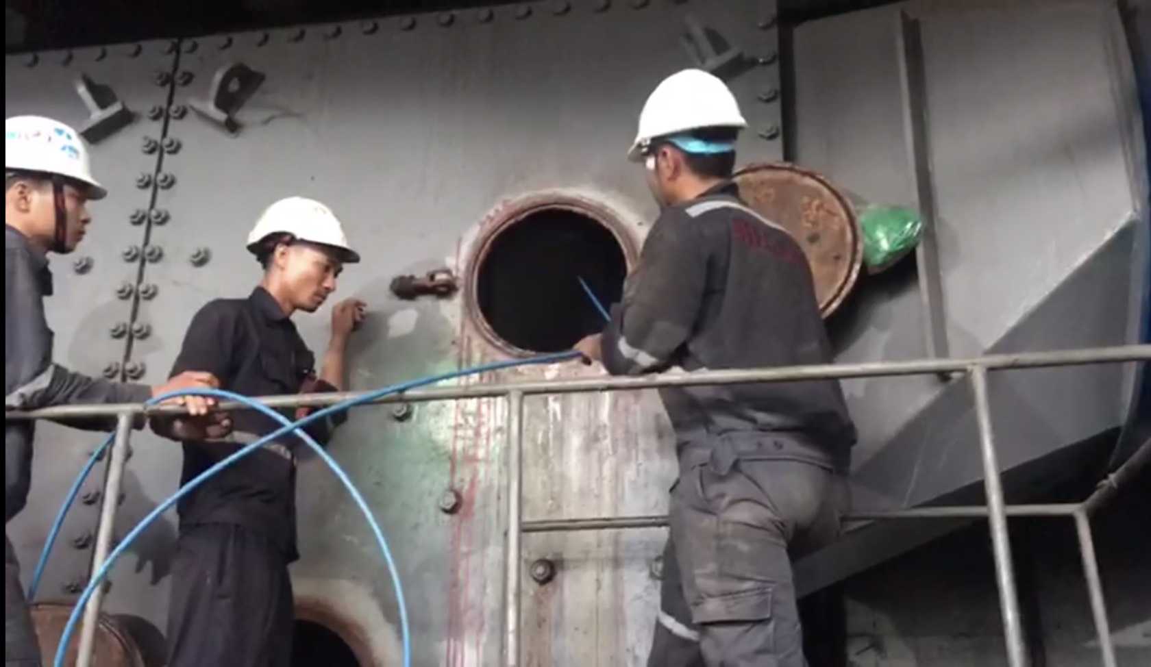 Cleaning steam turbine heat exchanger