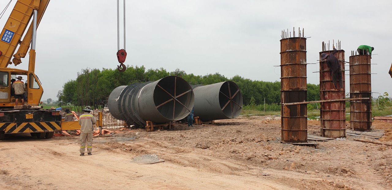 Fabrication, installing water supply pipes across Vam Co Dong river