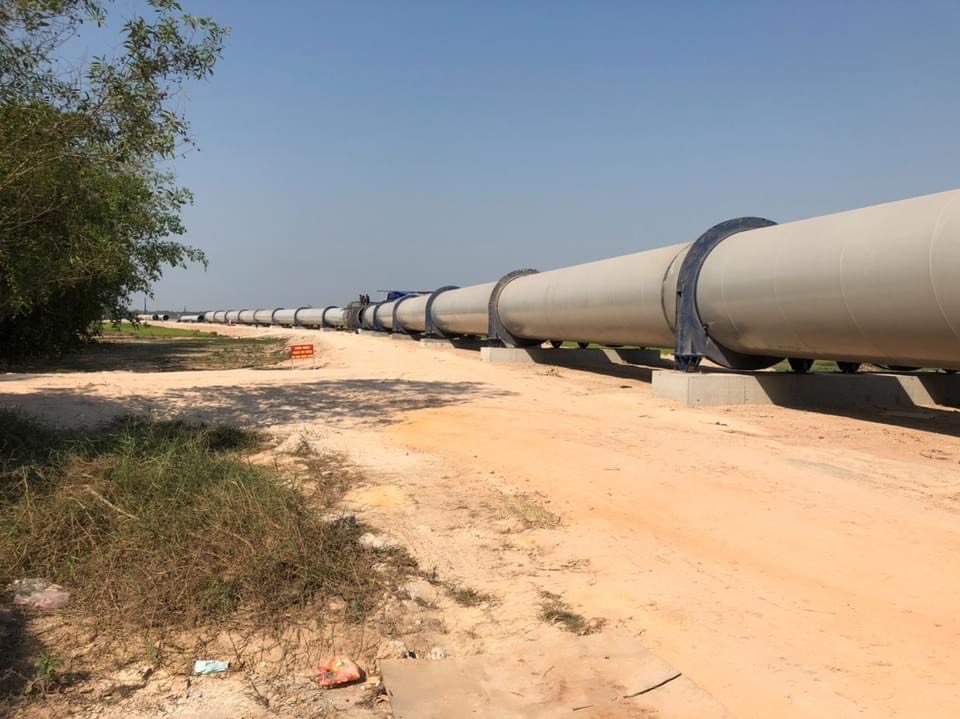 Fabrication, installing water supply pipes across Vam Co Dong river