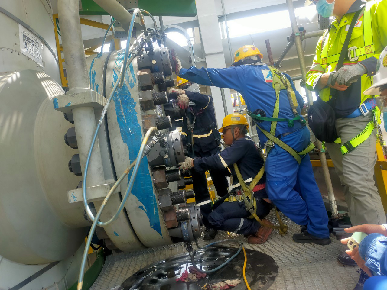 Tháo, siết bu lông thủy lực