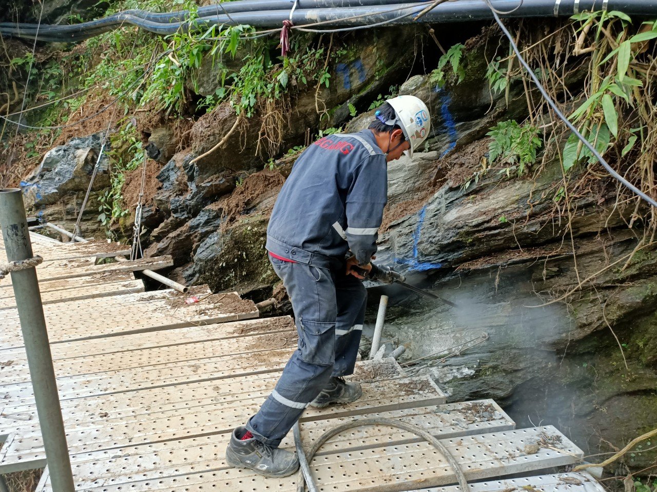 Manufacturing, installing D600 steel pipes