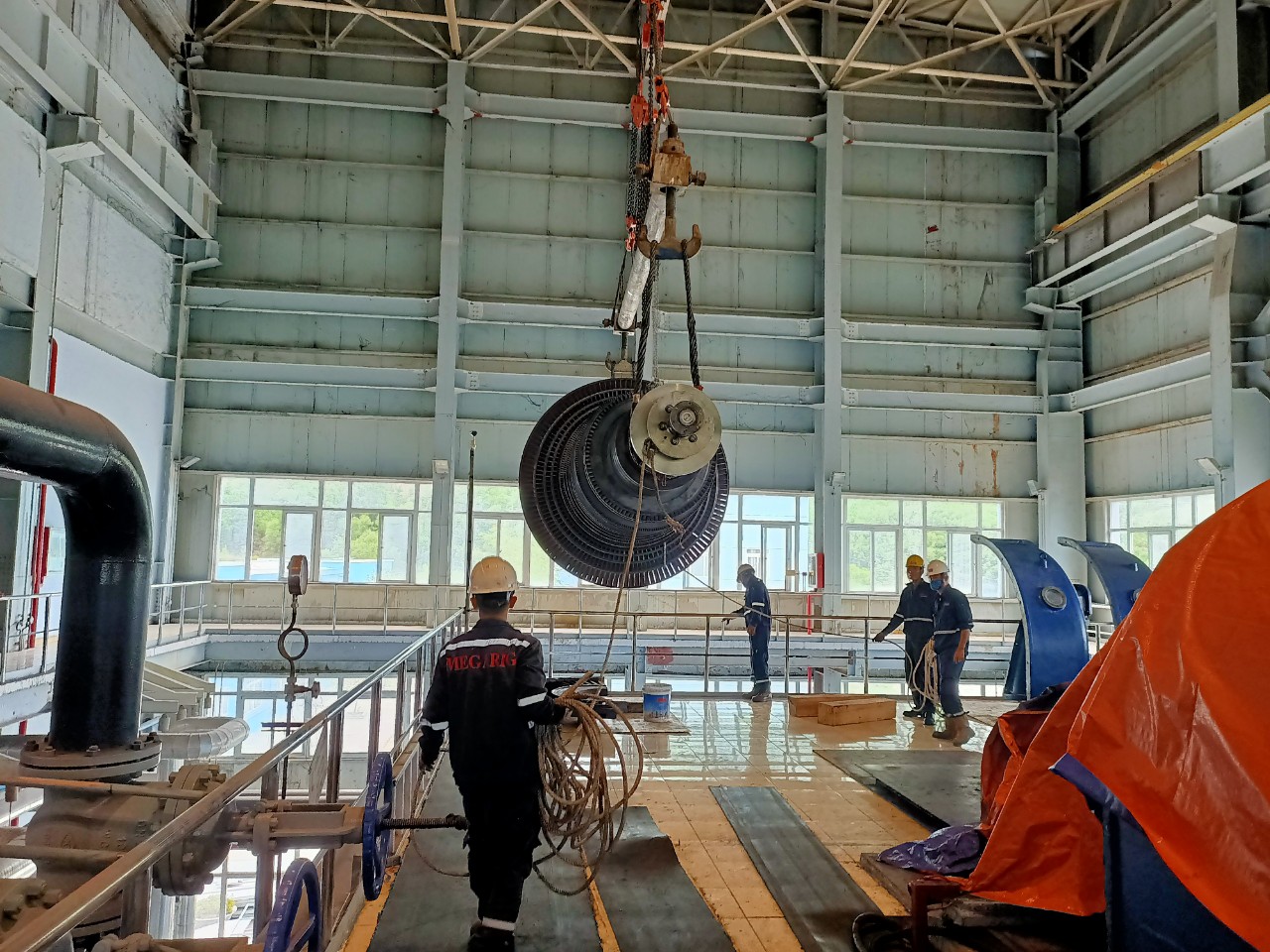 Trung đại tu turbin, máy phát điện