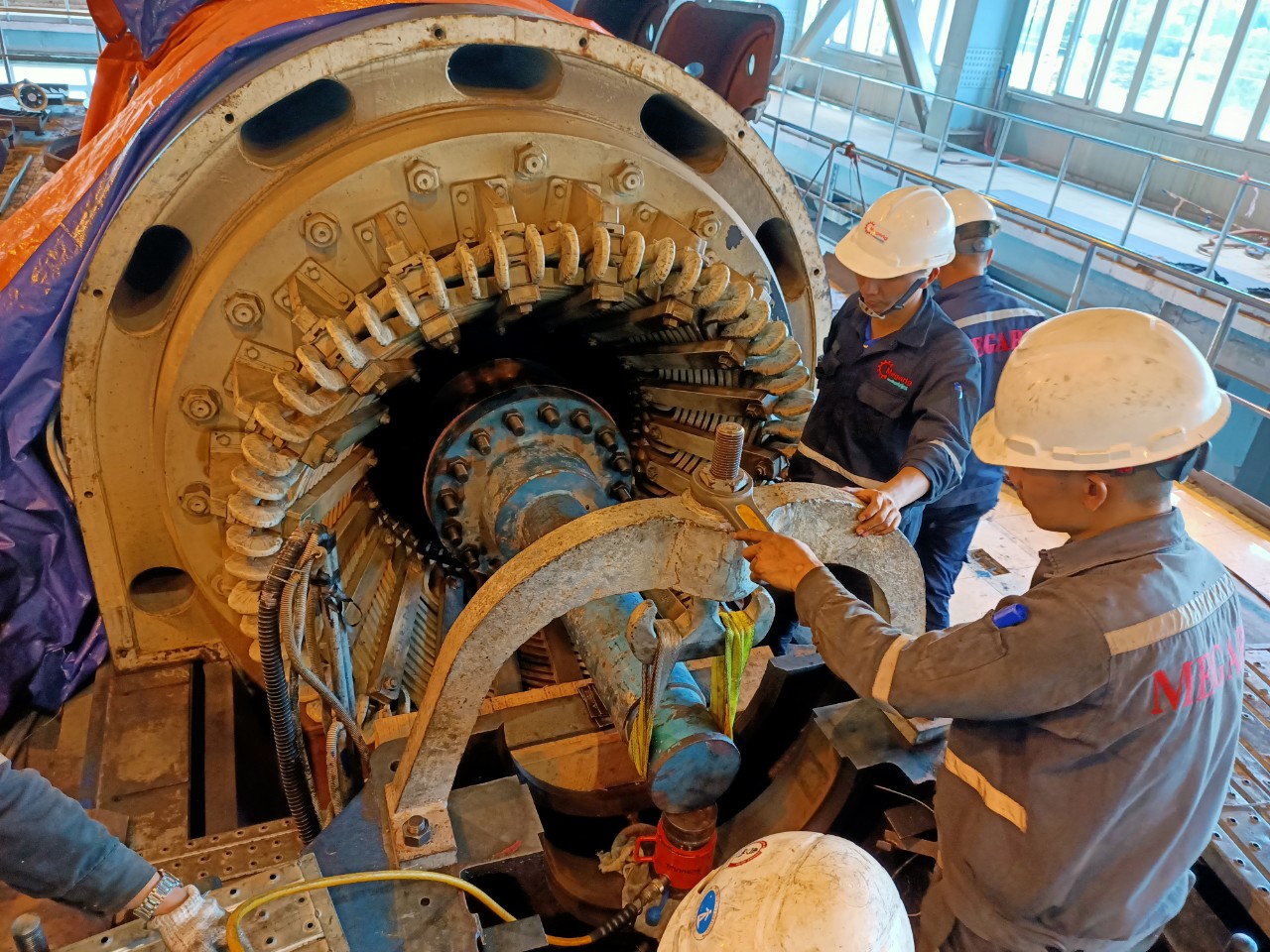 Trung đại tu turbin, máy phát điện